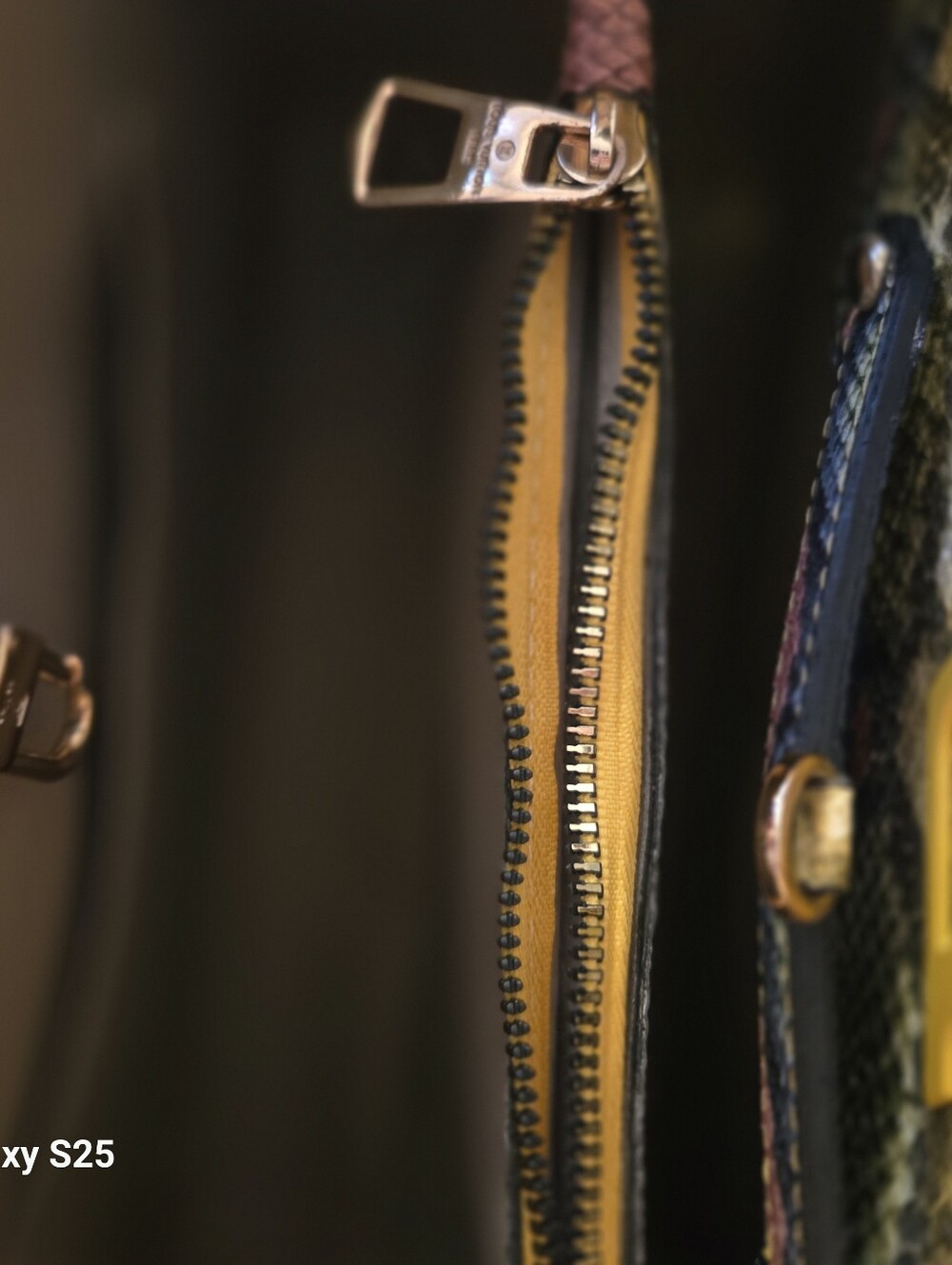 Chic Textured Faux Python Pattern Handbag - Picture 9 of 15